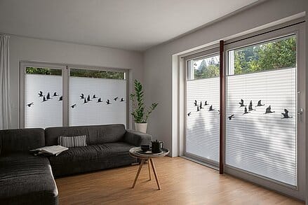 Breite Plissees an besonders breite Fenster im Wohnzimmer