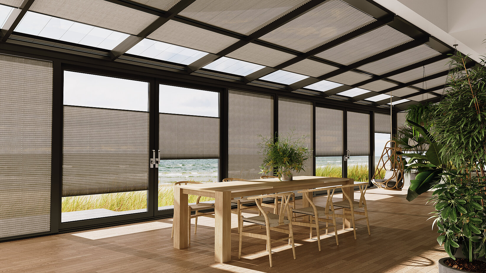 Plissees in Naturfarbe an Seiten- und Dachverglasung eines modernen Wintergartens mit Ausblick.