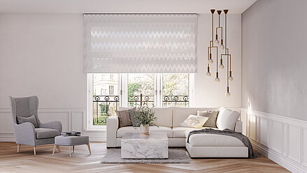 Helles Wohnzimmer mit Ecksofa, Sessel und halbtransparentem Rollo mit Zickzackmuster an großen Fenstern. Elegantes Interieur mit dezenten Farben und stilvoller Beleuchtung.