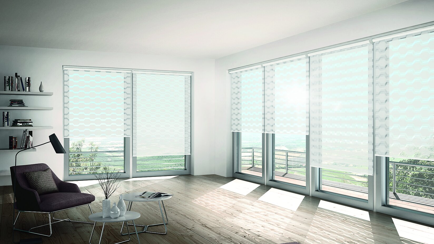 Wohnzimmer mit großen Fenstern und MHZ Doppelrollos „Henrik“ mit modernem Muster, die viel Tageslicht durchlassen und ein stilvolles Lichtspiel erzeugen.