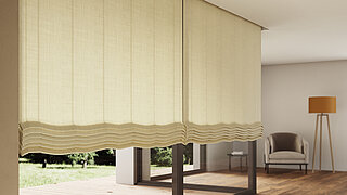 Raffrollo mit gleichmäßiger Faltenoptik und lichtdurchlässigem Stoff in Wohnraum mit Terrassenzugang