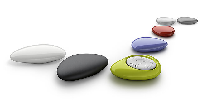 Verschiedene MHZ Pebble Funkhandsender in sieben Farben – weiß, schwarz, limette, blau, rot, silber und grau.