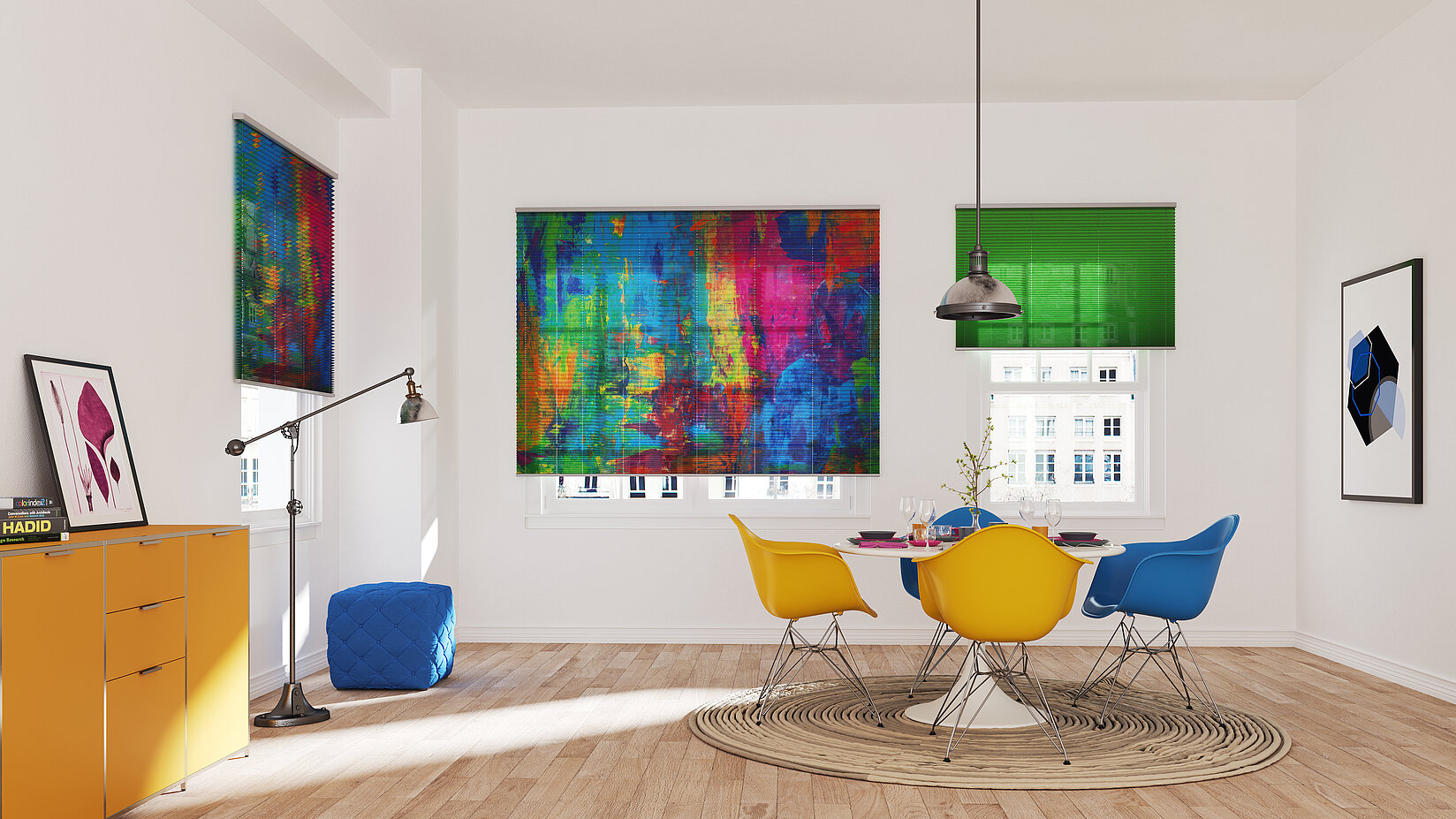 Esszimmer mit bunten Plissees im abstrakten Kunststil an drei Fenstern.