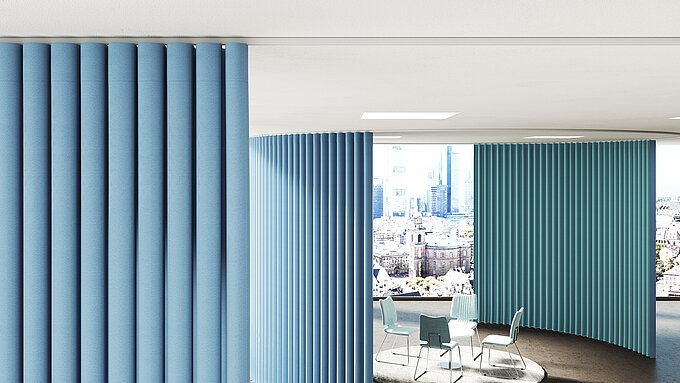 Detailansicht hellblauer MHZ-Vorhänge in großzügigen Wellen, als Raumteiler in einem modernen Büro mit Fensterfront.