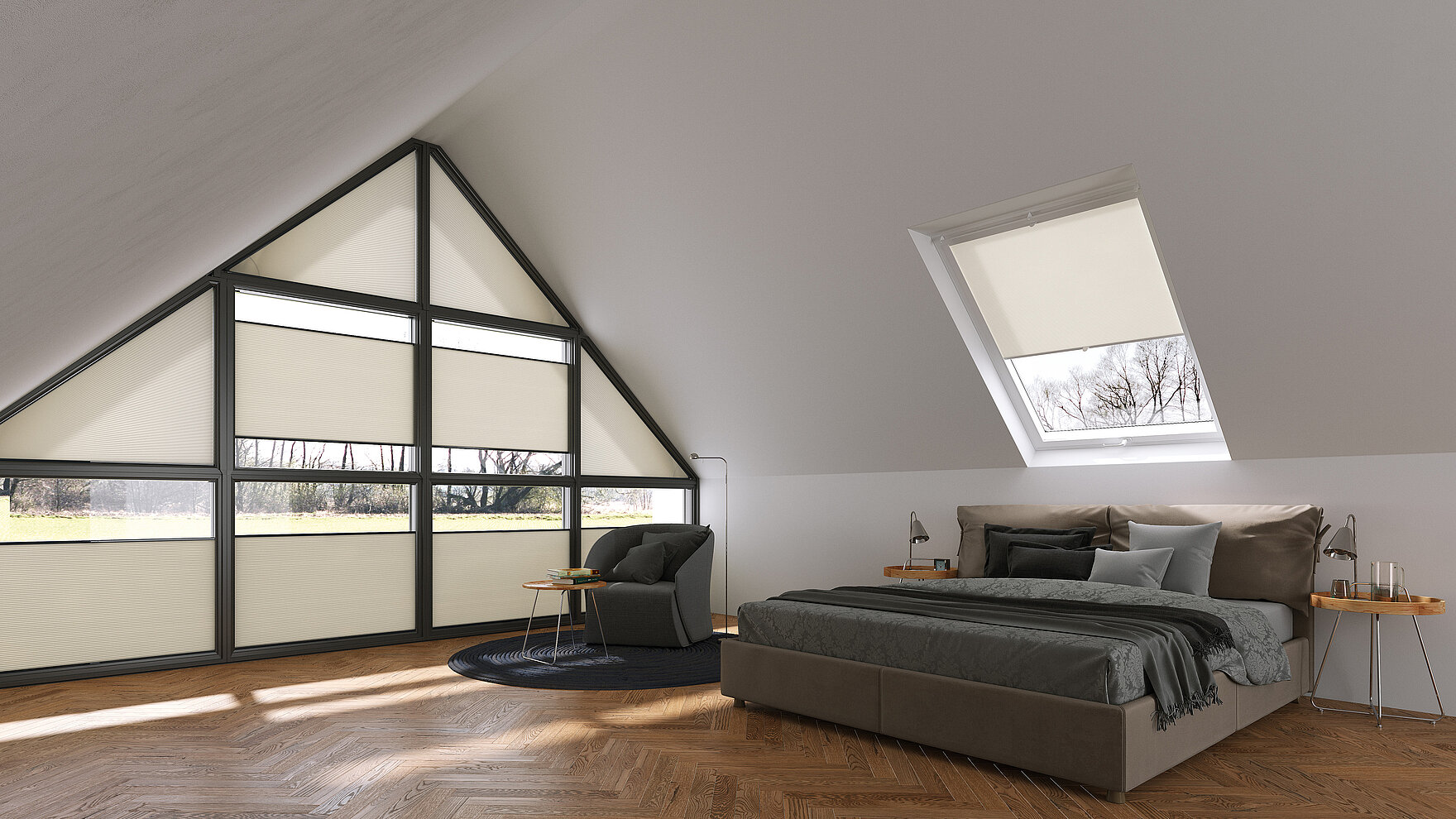 Dachgeschoss-Schlafzimmer mit dreieckiger Fensterfront, ausgestattet mit beigefarbenen MHZ-Wabenplissees in Sonderform.