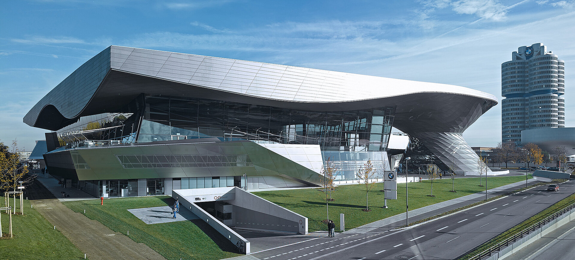 Weitwinkelaufnahme der BMW Welt in München mit moderner Glas- und Metallarchitektur und MHZ-Beschattungslösungen.