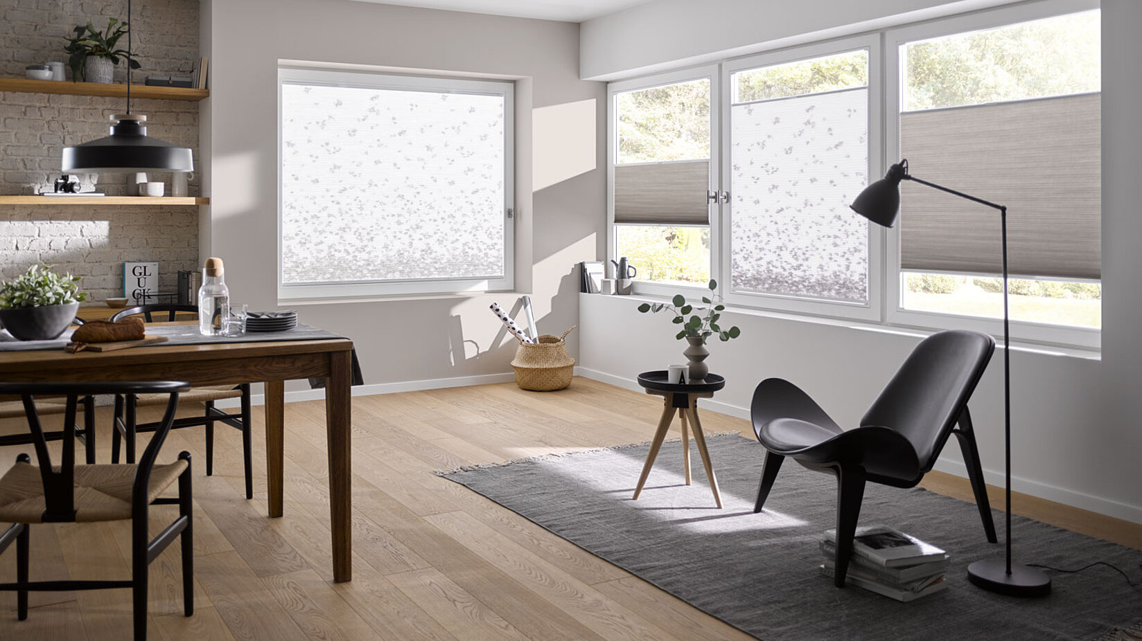 Modernes Wohn- und Esszimmer mit halbtransparenten und blickdichten Wabenplissees an großen Fenstern für blendfreien Sicht- und Sonnenschutz