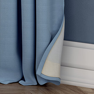 Hellblauer MHZ-Vorhang in Nahaufnahme mit sichtbarer Rückseite und weißer Sockelleiste im Hintergrund.