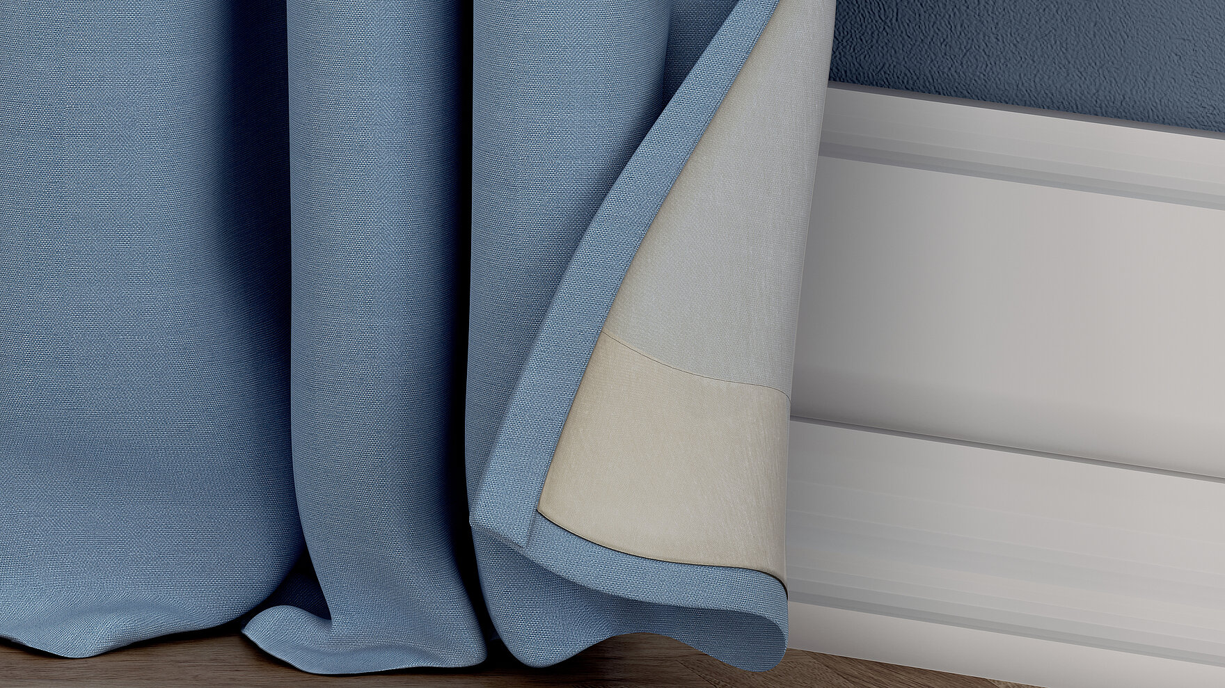 Hellblauer MHZ-Vorhang in Nahaufnahme mit sichtbarer Rückseite und weißer Sockelleiste im Hintergrund.