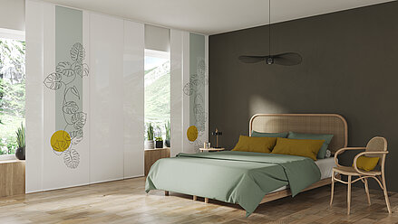 Flächenvorhang Tessa mit botanischem Muster und gelbem Akzent in einem naturnah gestalteten Schlafzimmer mit Holzfußboden.