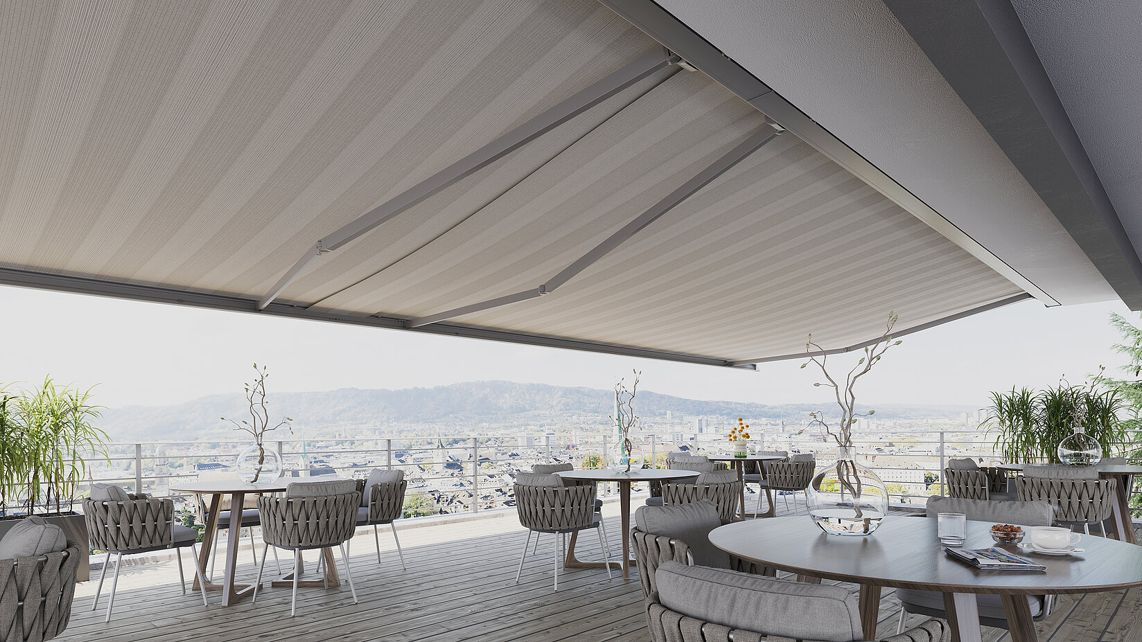 gestreifte Terrassenmarkise mit mehreren Tischgruppen