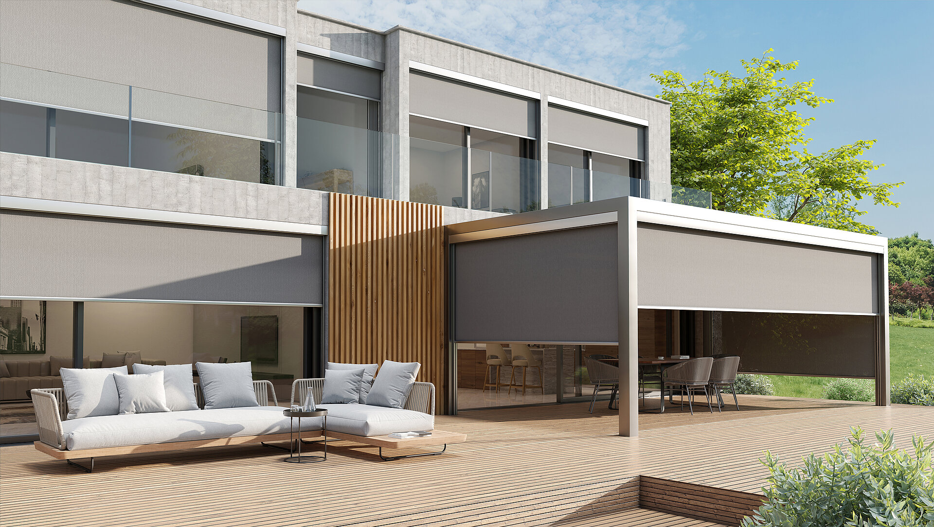 Terrasse mit Lounge- und Essbereich, beschattet durch silberne zip 6 Senkrechtmarkisen in einer modernen Pergola.