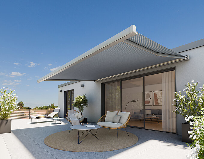 Moderne Terrasse mit ausfahrbarer Markise, gemütlichem Sitzbereich mit Sesseln und Tisch, großen Pflanzenkübeln sowie Glas-Schiebetüren zu einem hellen Wohnzimmer.