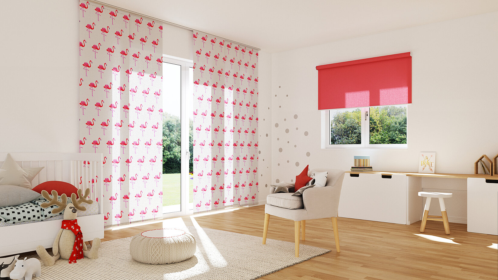 Kinderzimmer mit pinkfarbenem Rollo und weißen Flächenvorhängen mit Flamingo-Motiv