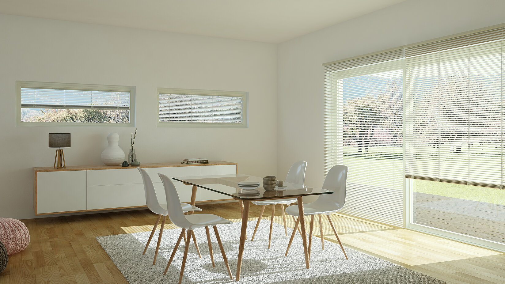 Essbereich mit großen Fenstern und Jalousien in hellem Beige. Horizontale Lamellen sorgen für sanfte Lichtfilterung und natürlichen Lichteinfall.