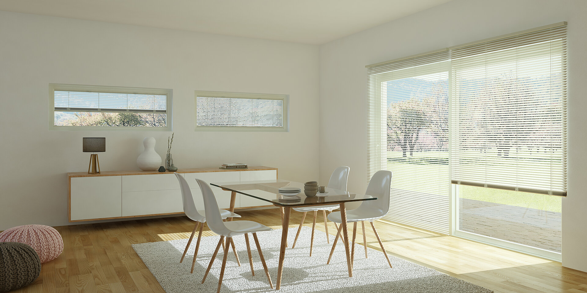 Dining area with large windows and venetian blinds in beige. Horizontal slats softly filter daylight and create a warm ambience.