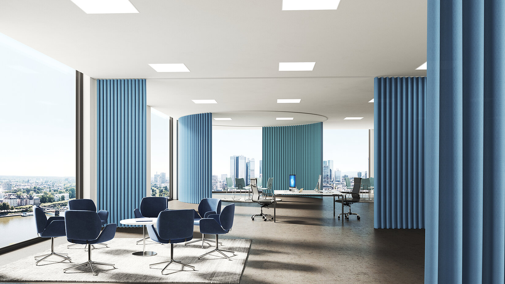 Großes Büro mit blauen MHZ Vorhängen als Sichtschutz und Raumteiler vor raumhohen Fenstern.