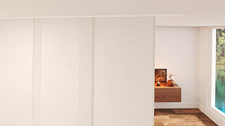 Detailaufnahme des MHZ Flächenvorhangs „Milieu“ mit beiger Stoffstruktur vor Fensterfront.