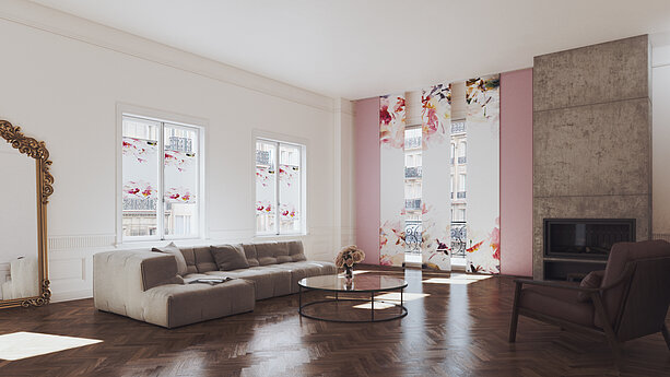 Wohnzimmer mit floralen Plissees und Flächenvorhängen der Kollektion Blossom, zarte Blütenmotive in Rosatönen vor großen Fenstern