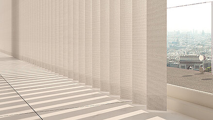 Vertikale Lamellenvorhänge vor einem Fenster mit Stadtblick, Sonnenlicht fällt schräg ein und erzeugt Streifenschatten auf dem Boden.