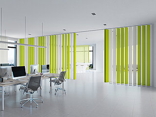 Großraumbüro mit modernen Arbeitsplätzen und grün-weißen Lamellenvorhängen zur Raumtrennung und Lichtregulierung