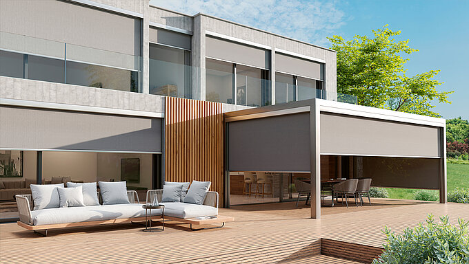 Moderne Terrassenfassade mit ZIP-Senkrechtmarkisen von MHZ an Fenstern und Pergola zur Verschattung und für Sichtschutz.