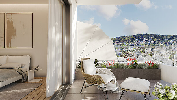 Moderne Dachterrasse mit Sitzmöbeln und seitlicher Sichtschutzfächer, angrenzend an ein Schlafzimmer, mit Blick auf eine mediterrane Stadt.